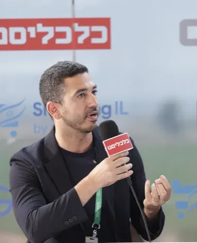 עמיחי שקל מדבר באירוע תקשורתי